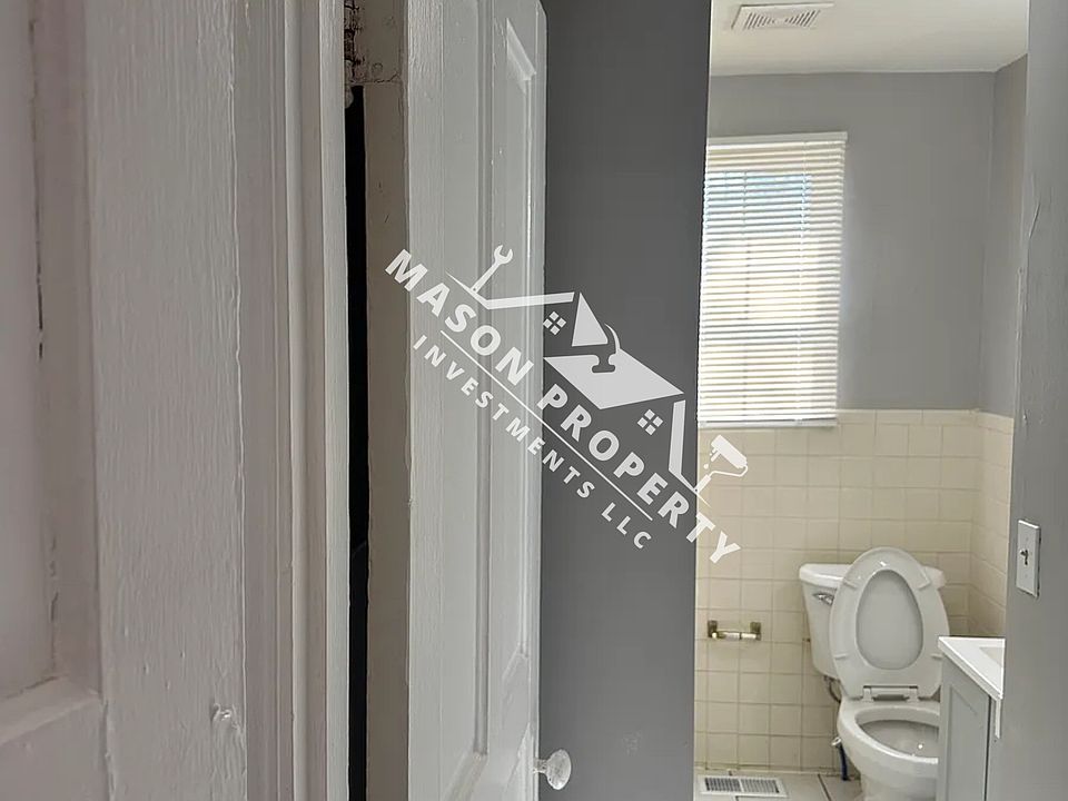 1st image of 1604 Woodlawn Ave #B