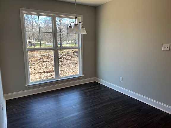 4th image of 208 Blossom Ln