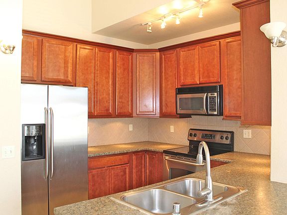 Great lighting, including under cabinet lights!