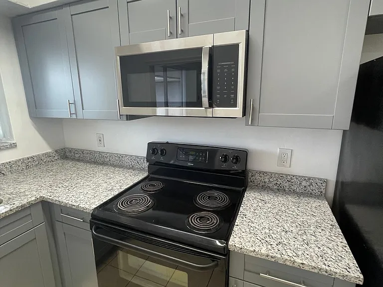 6400 NE 18th Ave #14 — Photo 6