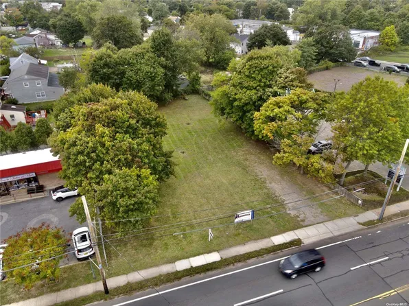 (undisclosed Address), Bay Shore, NY 11706