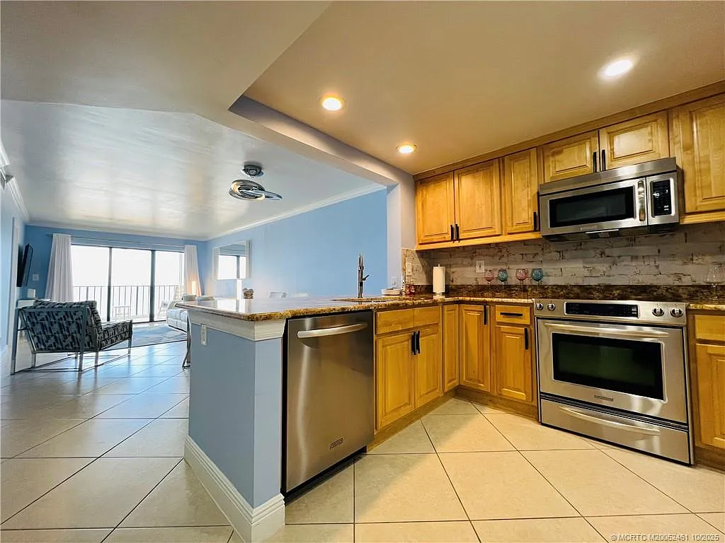 2 bed, 2.0 bath, 1053 sqft, $5,400 — Photo 3