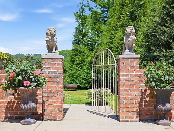 5th image of 122 Radcliff Dr