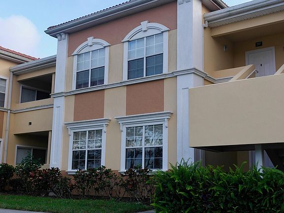 2nd image of 1015 Villagio Cir
