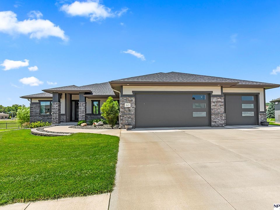1st image of 843 Arbor Dr