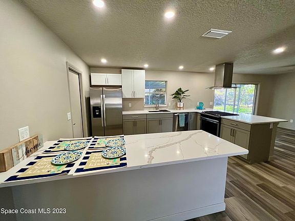 4th image of 1095 Coronado Dr