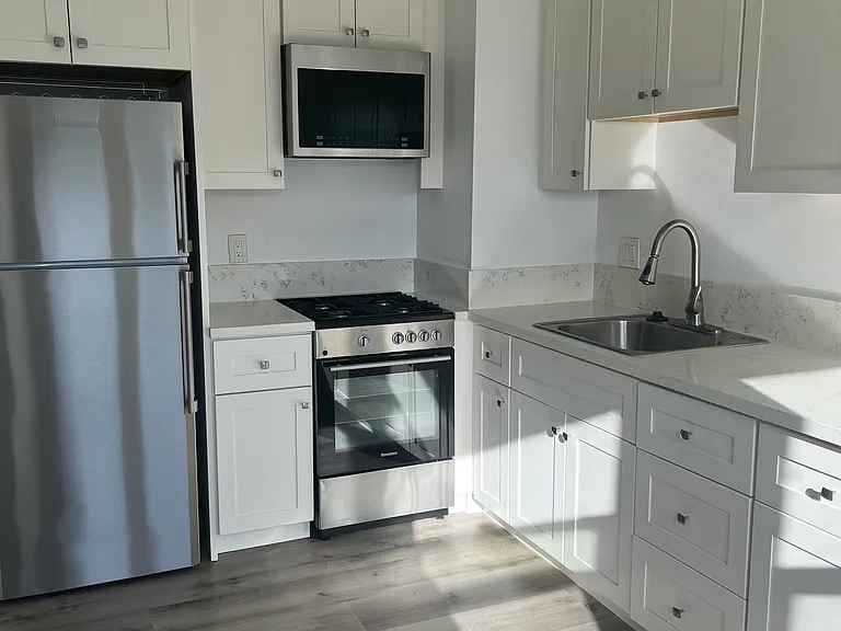 1237 Russell St #8 — Photo 2