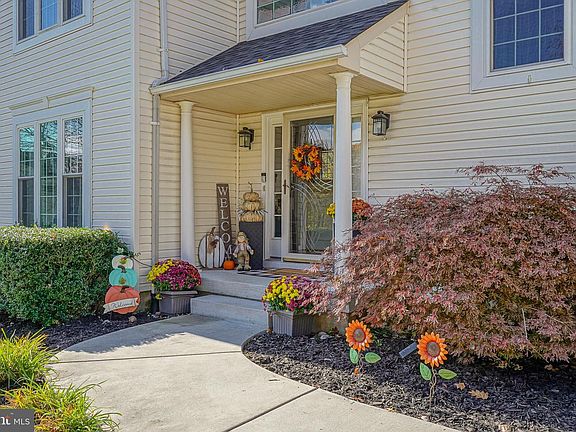 4th image of 207 Branchwood Ct