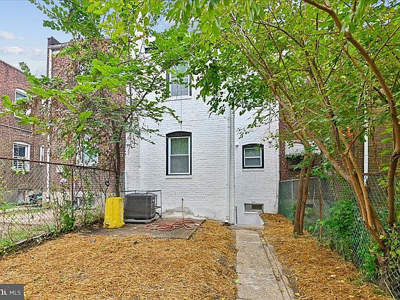 3rd image of 806 Stoll St