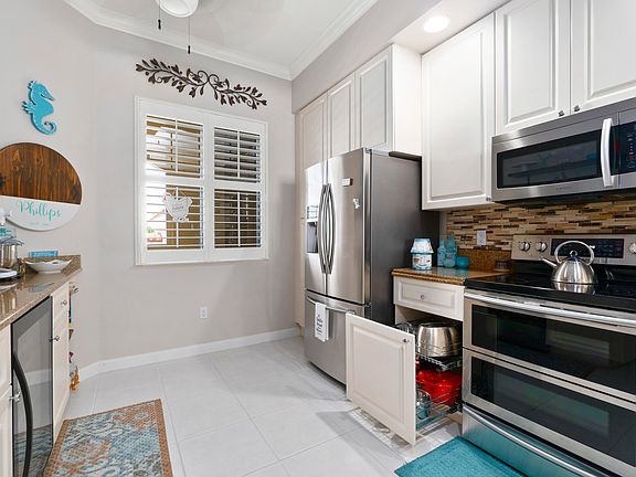 4th image of 26 Harbour Isle Drive W #204