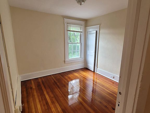 5th image of 668 Montrose Ave SE #A
