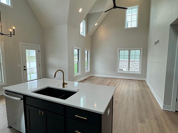 5th image of 801 Penrose Dr