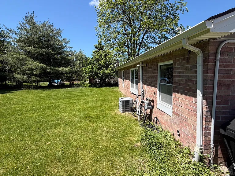 8825 Sheridan Dr — Photo 16