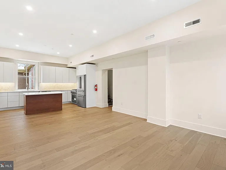 300 Kings Hwy E #C — Photo 11