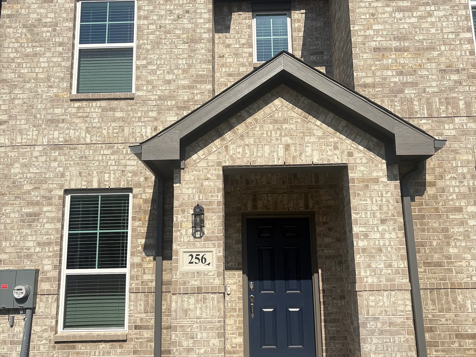 3 bed, 2.5 bath, 1690 sqft, $2,500 — Photo 1