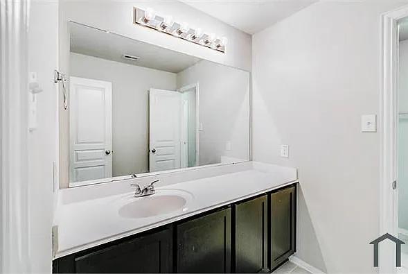 4 bed, 2628 sqft, $2,200 — Photo 4