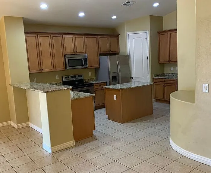 6415 S 49th Gln — Photo 3