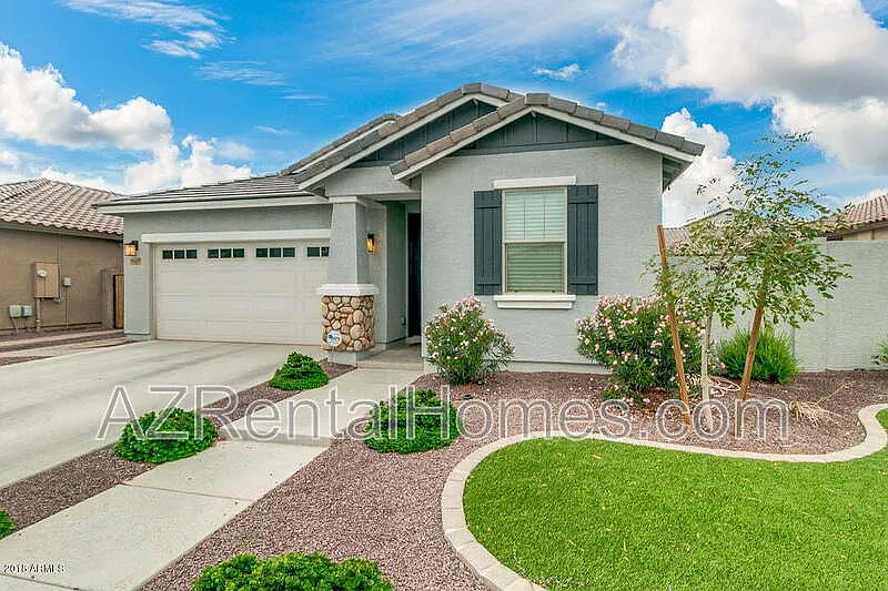 4 bed, 2.0 bath, 1704 sqft, $2,595 — Photo 3