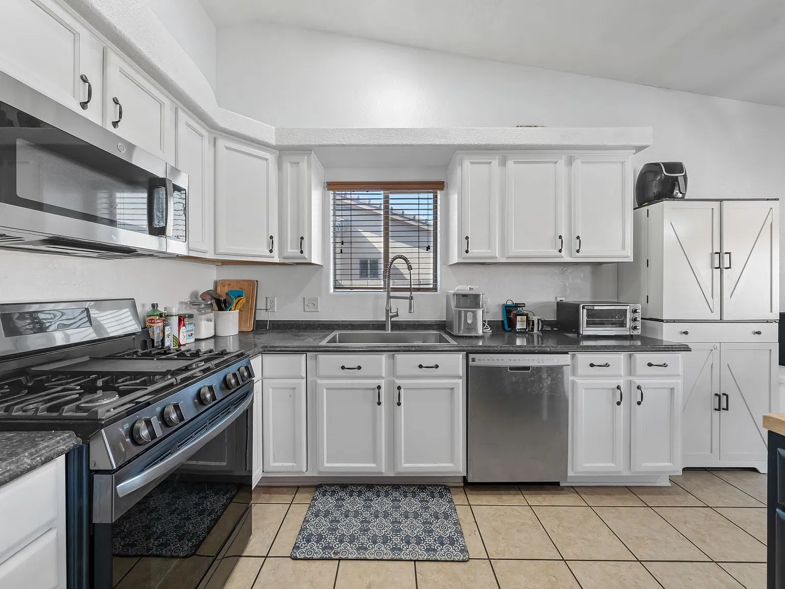 3 bed, 2.0 bath, 1394 sqft, $1,800 — Photo 3