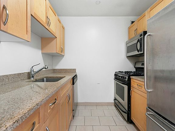 5th image of 250 E 30th St APT 8E