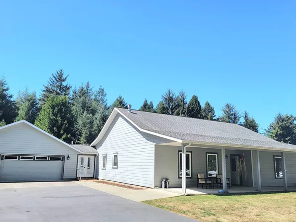 165 Candle Light Dr, Crescent City, CA 95531