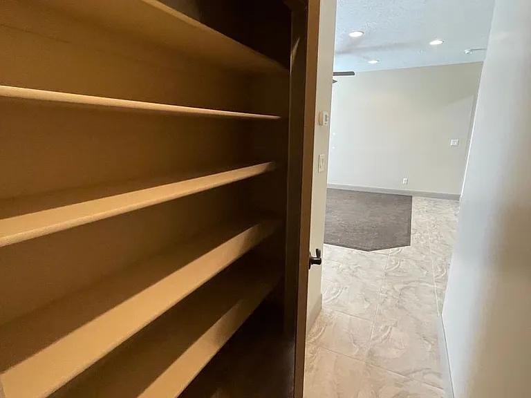 83 N Lee Ln — Photo 14