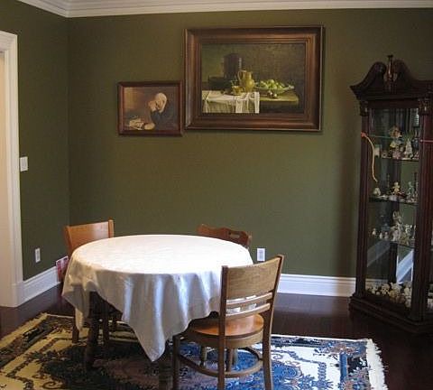 Dining room - notice the crown moulding 