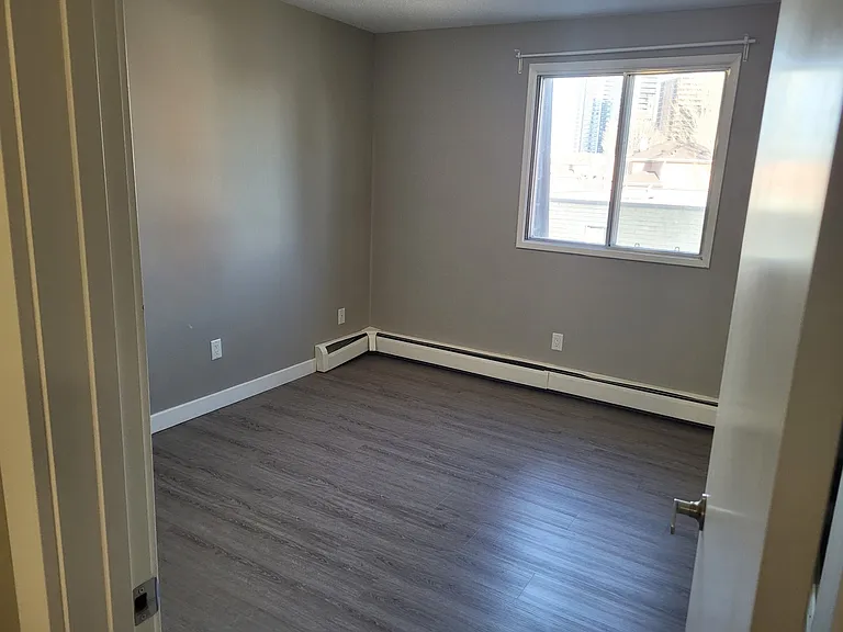 9121 106a Ave NW — Photo 5