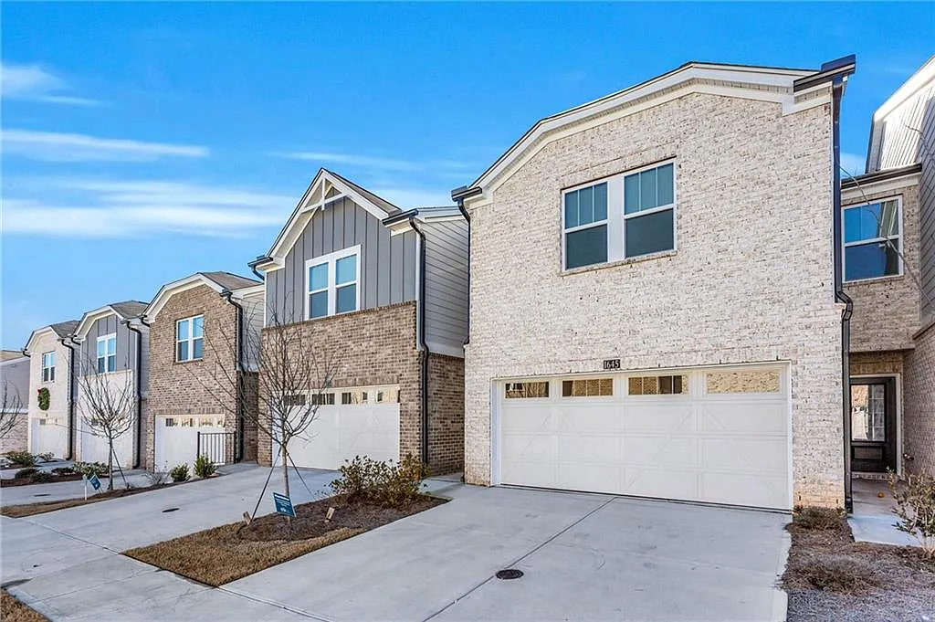3 bed, 2.5 bath, 1888 sqft, $2,400 — Photo 2