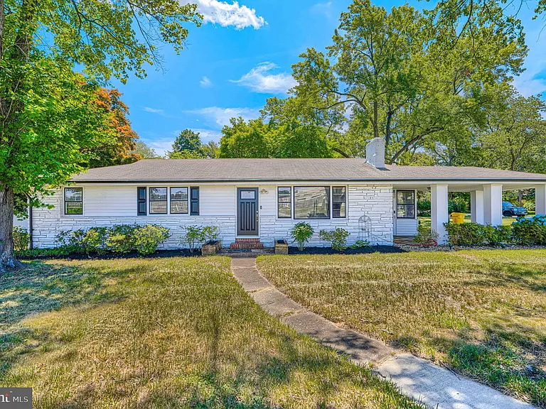 520 White Oak Dr — Photo 1