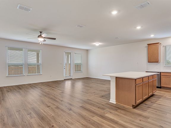 4th image of 649 Fallbrook Dr