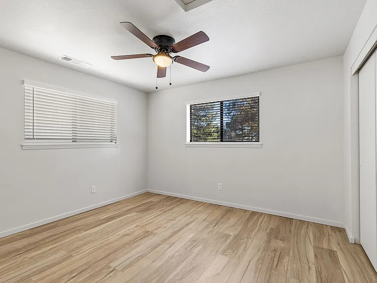 3325 E Lockett Rd — Photo 55