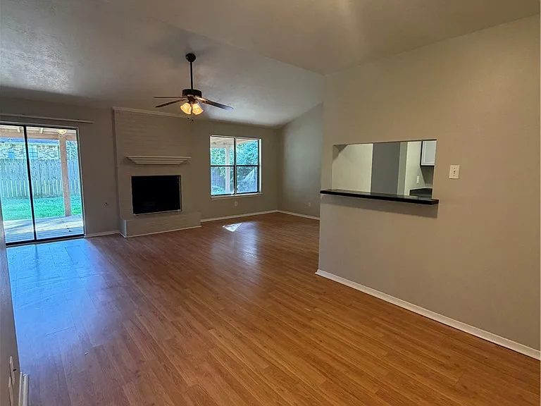 3206 Dallis Dr — Photo 3