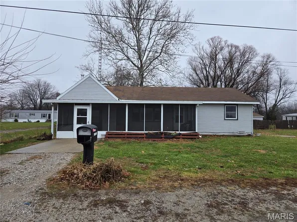 521 E 8th St, Ramsey, IL 62080