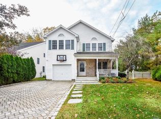 2 Tennis Ct, Glen Head, NY 11545