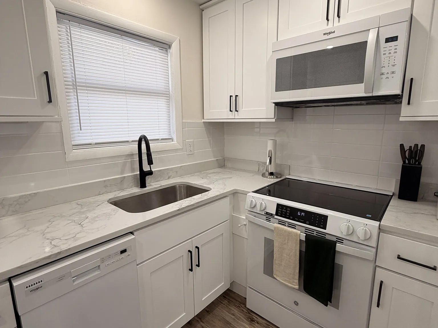 2 bed, 800 sqft, $3,195 — Photo 3