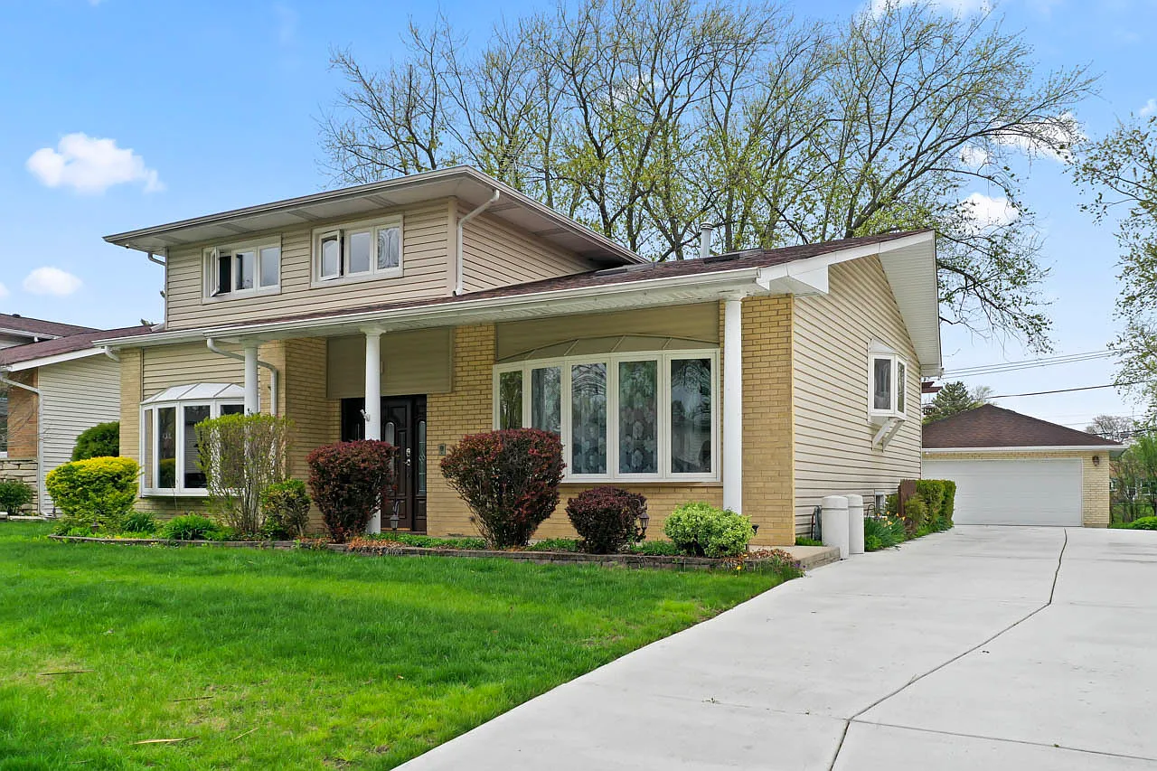 1820 Azalea Ln photo 1