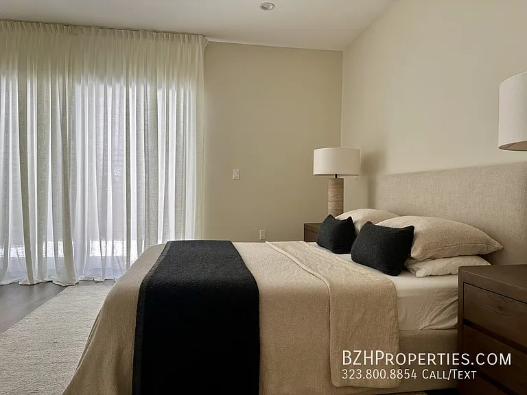 1223 N Hayworth Ave — Photo 19