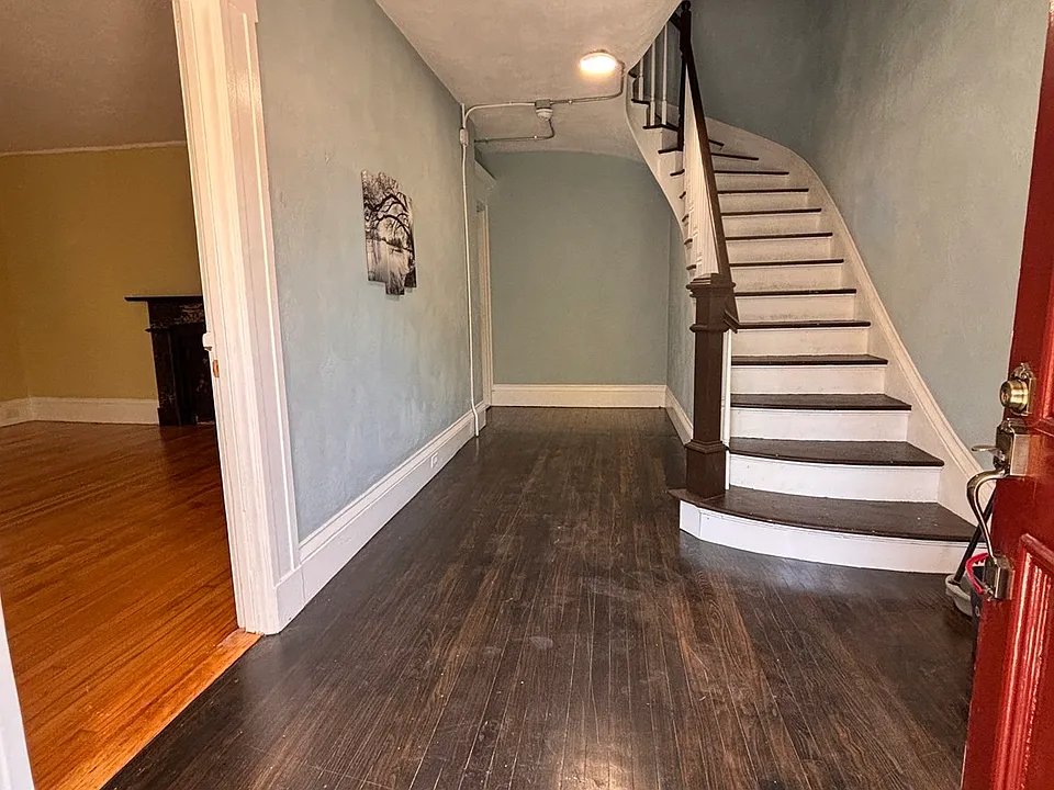4 Crown St #1