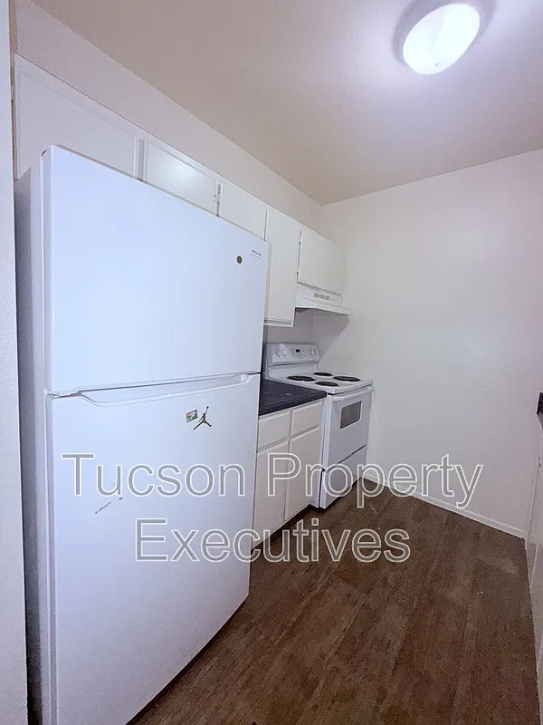 2 bed, 1.0 bath, 1000 sqft, $900 — Photo 2