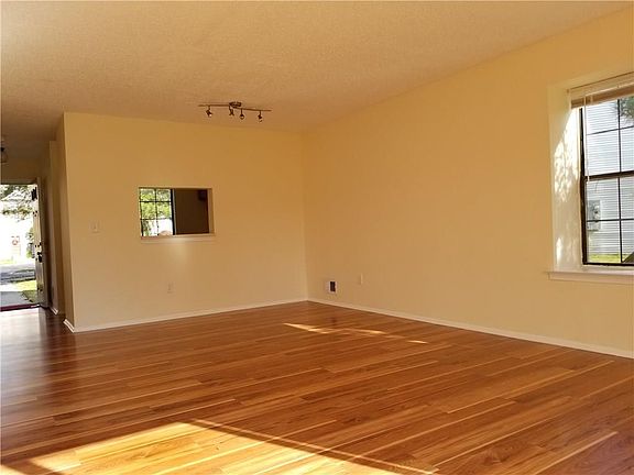 4th image of 377 Bromley Pl