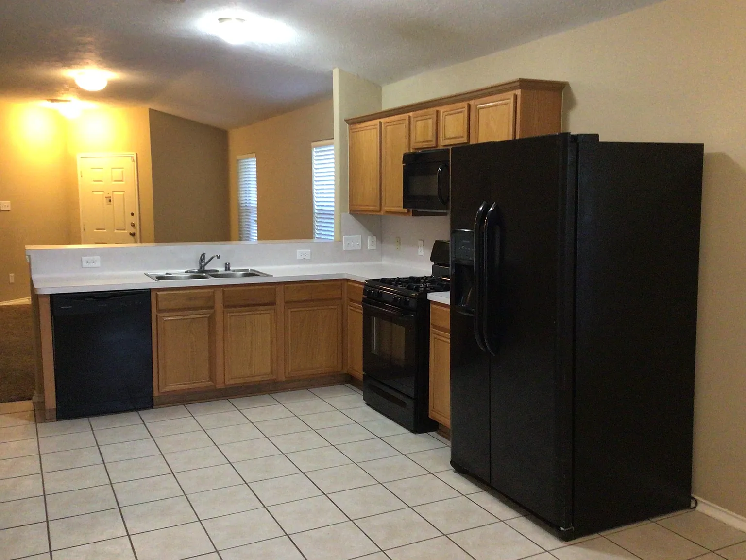 4 bed, 2.0 bath, 1651 sqft, $2,045 — Photo 2