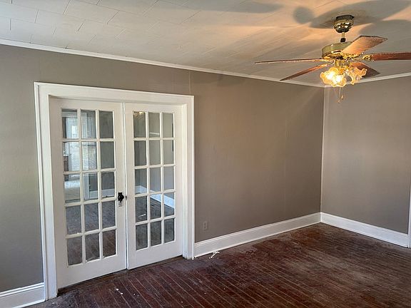 3rd image of 312 W Cypress St