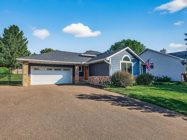 341 Wedgewood Dr, Mahtomedi, MN 55115