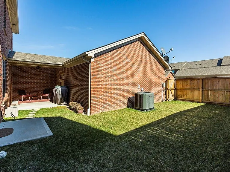 3218 Beaumont Centre Cir — Photo 21