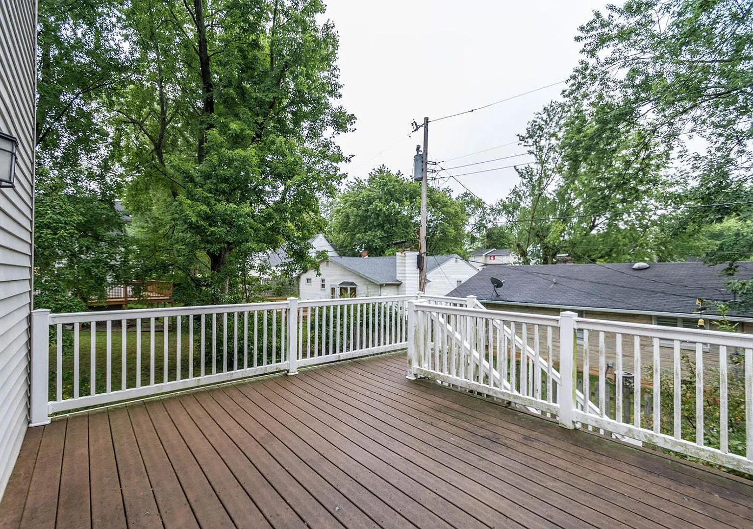 **August 2027** Two Living Rooms & Large Rear Deck!! 4 Bed, 2 Bath House!! — Photo 2
