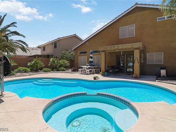 2nd image of 330 Laguna Glen Dr