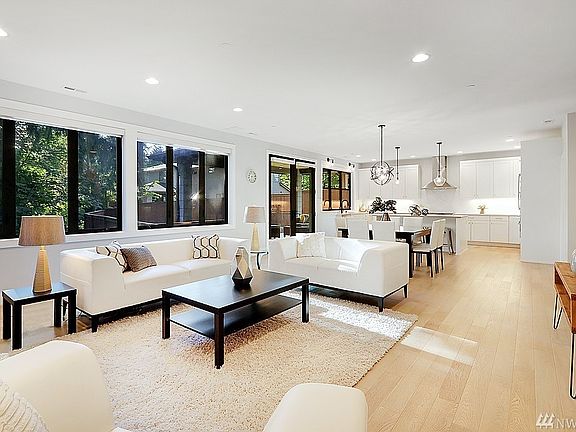 Entertainer's DREAM set up with kitchen and family room combination