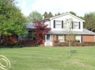 22 Endicott Dr, Howell, MI 48843