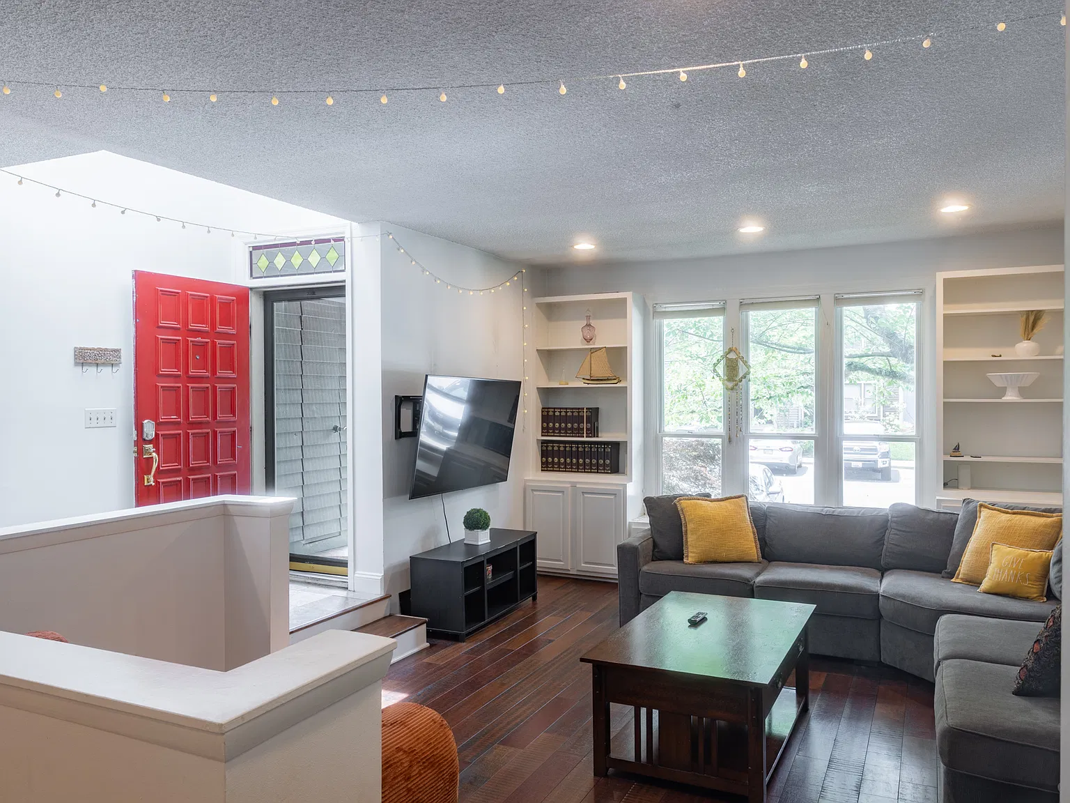 1 bed, 1.5 bath, 2021 sqft, $3,400 — Photo 3